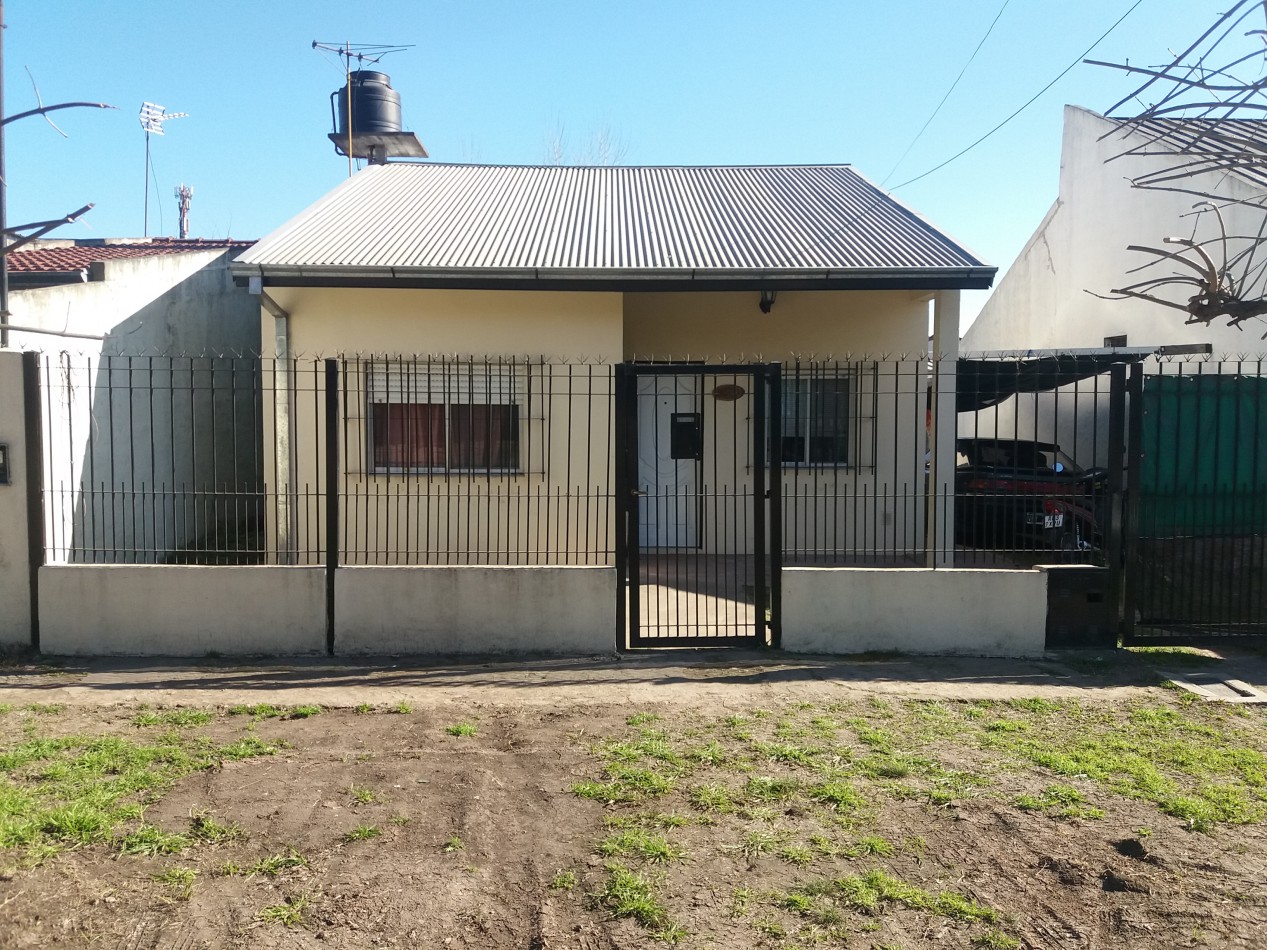 Hermosa Casa De 3 Ambientes Sobre Importante Lote De 200mtrs