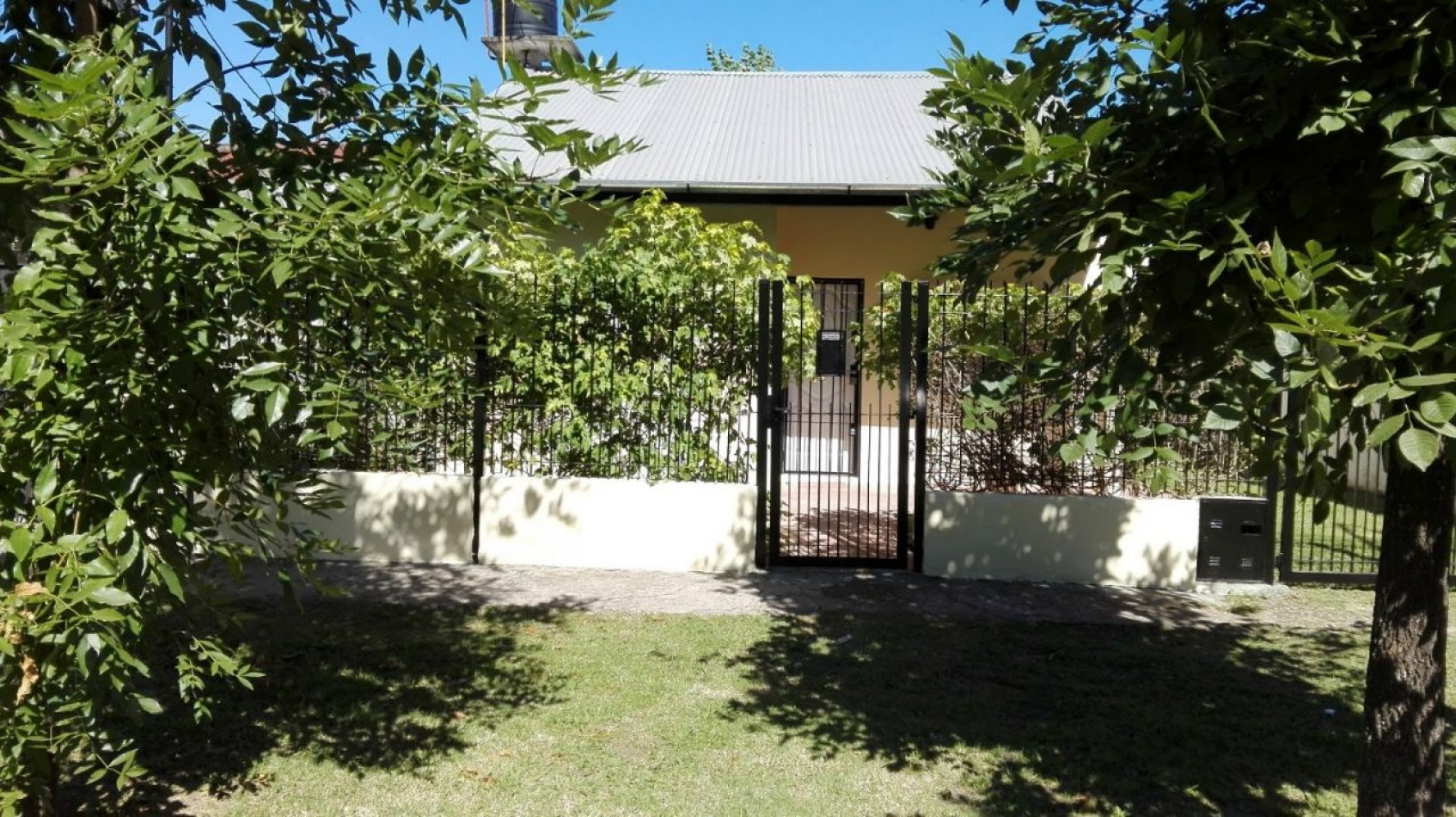 Hermosa Casa De 3 Ambientes Sobre Importante Lote De 200mtrs